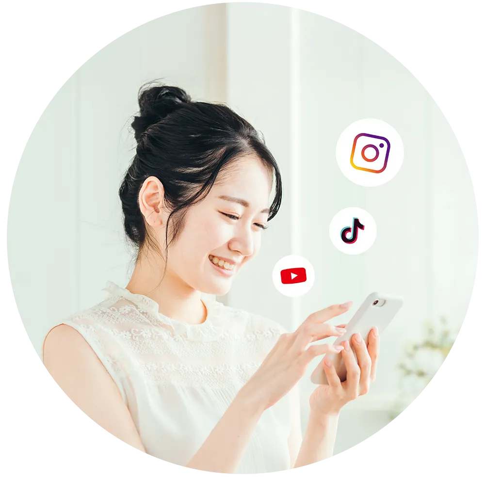 snsマーケティングをする女性